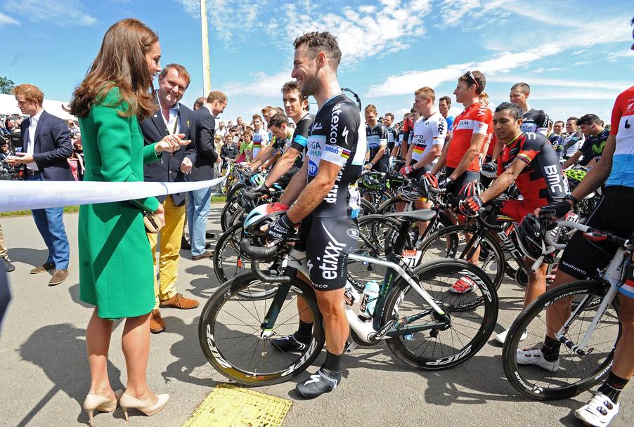 Al via della prima tappa del Tour de France anche Kate Middleton che saluta Mark Cavendish. Reuters